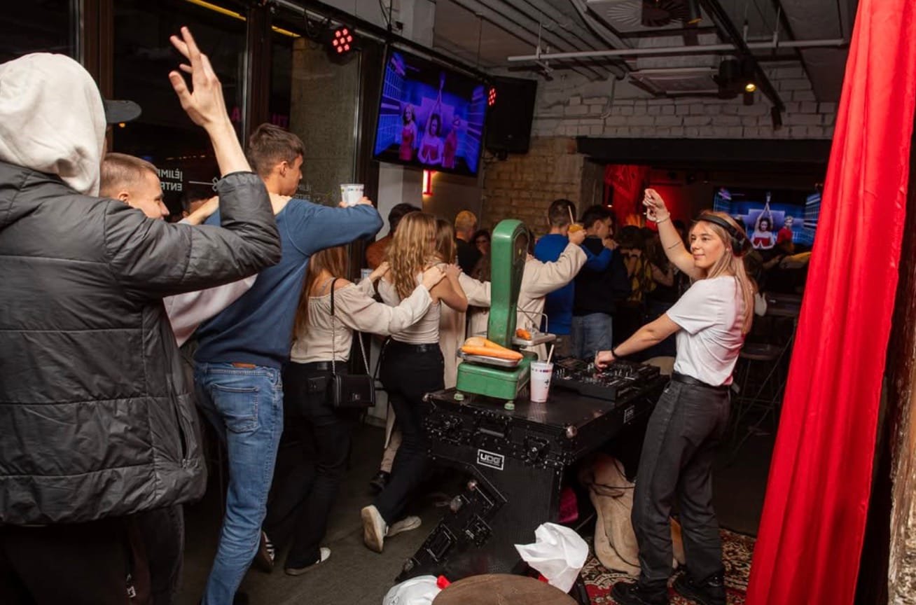 Pilnas gastrobaras +++ lankytojų stebinčių krepšinio transliaciją Vilniuje.