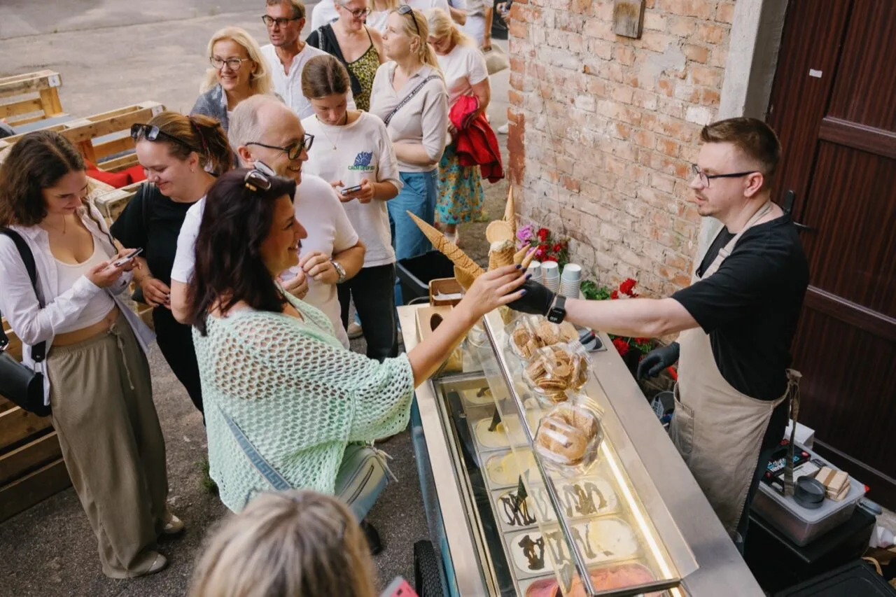 Artūras Naidzinavičius ruošia rankų darbo ledus „Gelato Archie“ ledainėje.