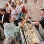 Artūras Naidzinavičius ruošia rankų darbo ledus „Gelato Archie“ ledainėje.