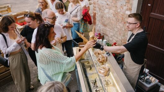 Artūras Naidzinavičius ruošia rankų darbo ledus „Gelato Archie“ ledainėje.