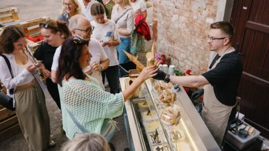 Artūras Naidzinavičius ruošia rankų darbo ledus „Gelato Archie“ ledainėje.