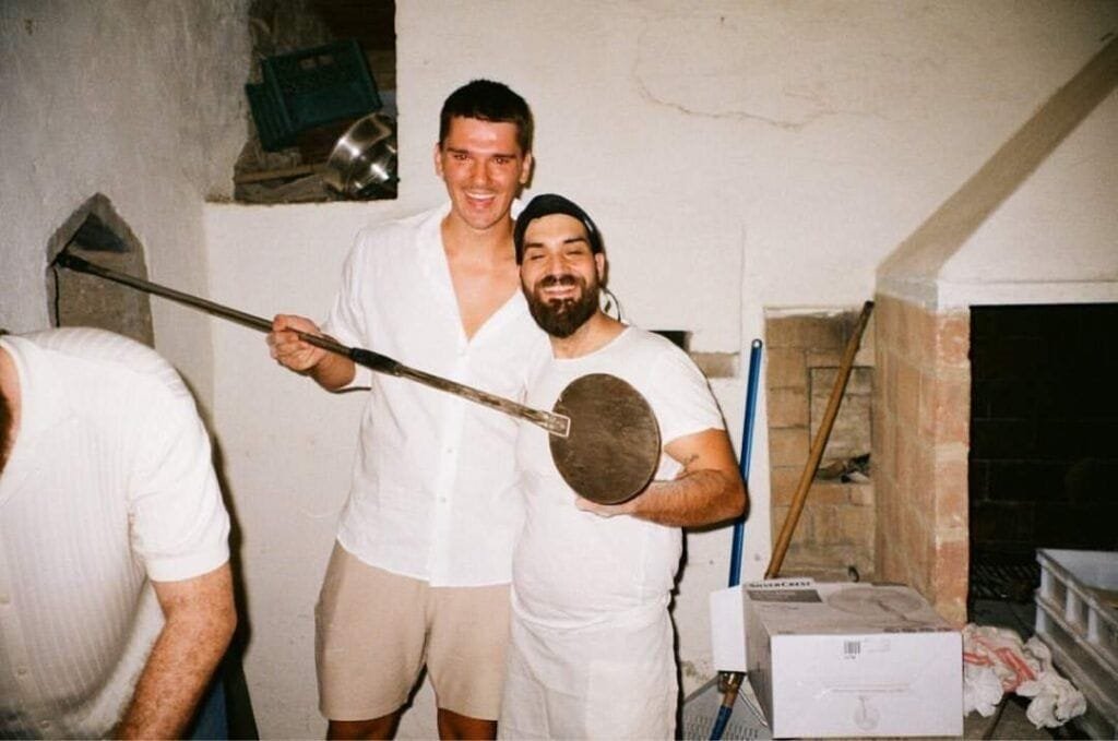 Ruošiama firminė „Flying Tomato“ picos tešla.