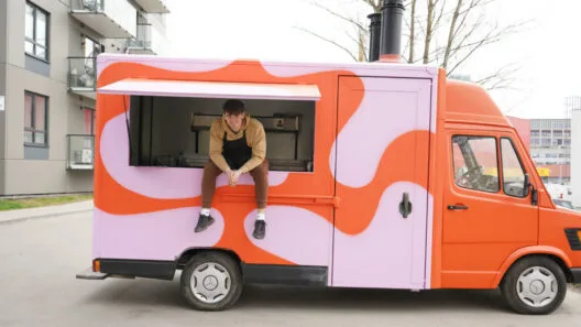 „Flying Tomato Pizza“ įkūrėjas Nikolai Oženka prie savo pirmojo raudono maisto furgonėlio.