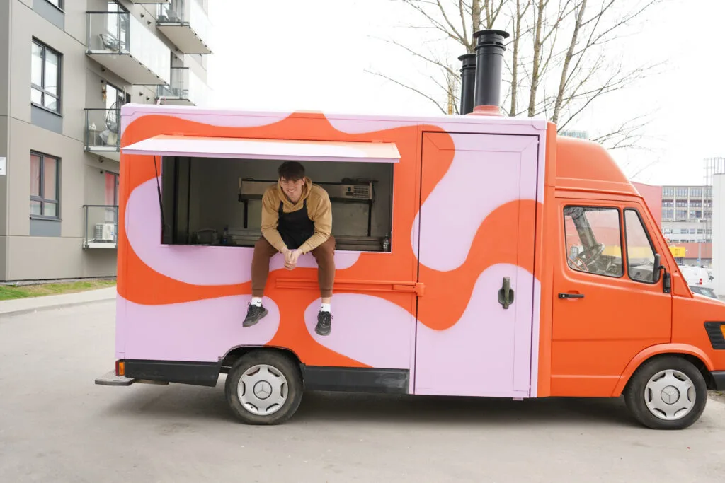 „Flying Tomato Pizza“ įkūrėjas Nikolai Oženka prie savo pirmojo raudono maisto furgonėlio.