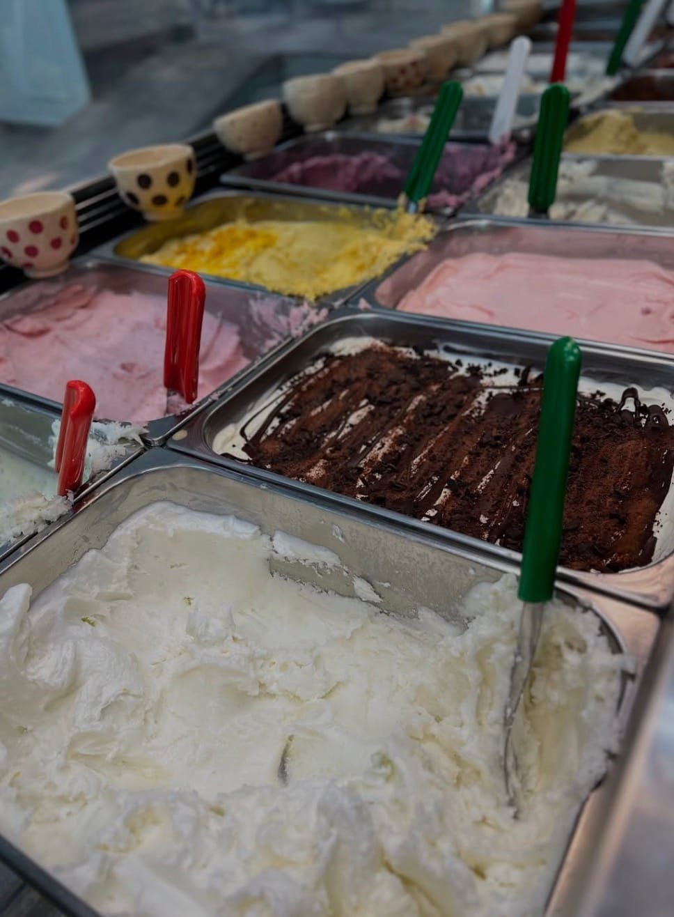 Jauki ledų vitrina su spalvingais desertais ir natūraliais vaisiniais ledais Angolo Italiano.