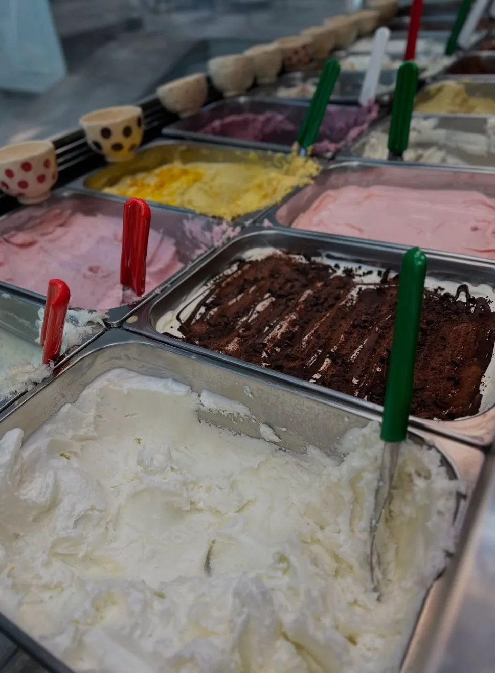 Jauki ledų vitrina su spalvingais desertais ir natūraliais vaisiniais ledais Angolo Italiano.