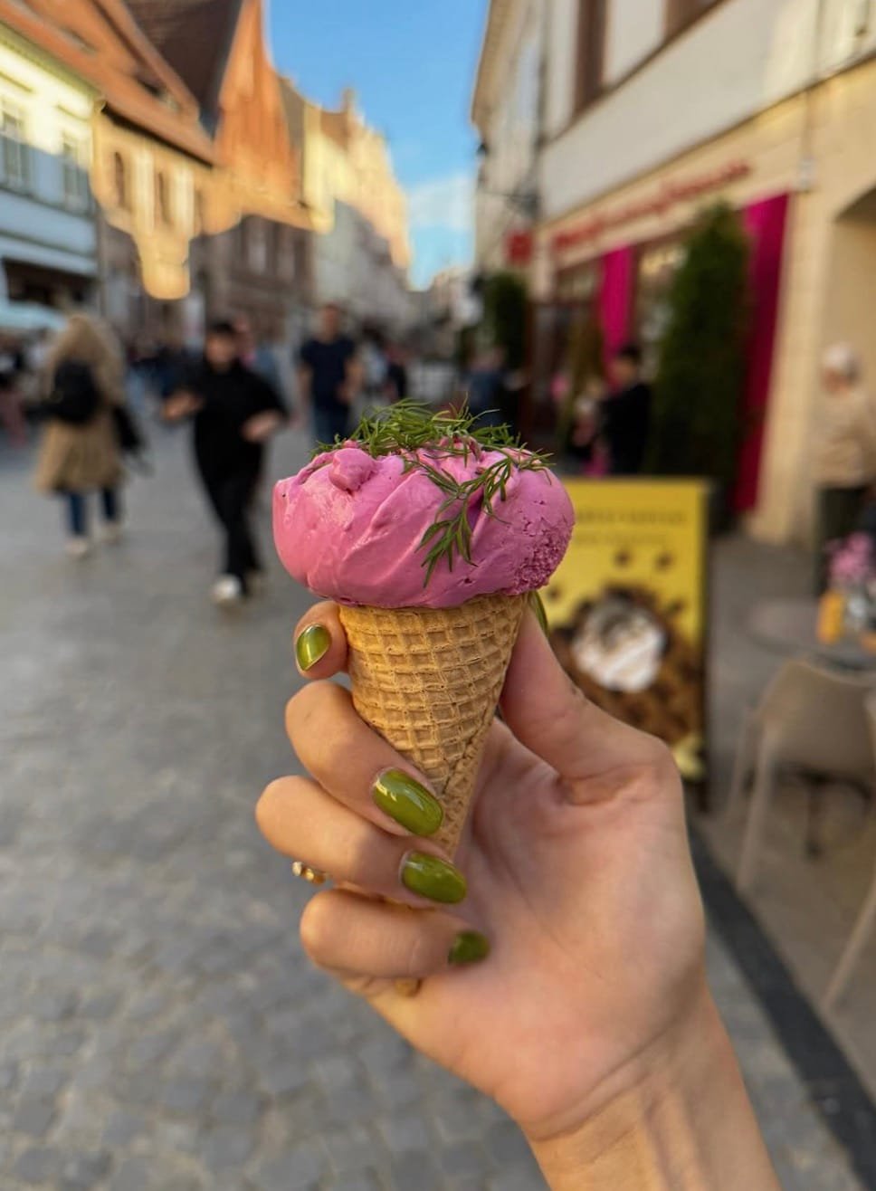 Jauki ledų vitrina Pilies gatvėje su spalvingais desertais ir natūraliais vaisiniais ledais.