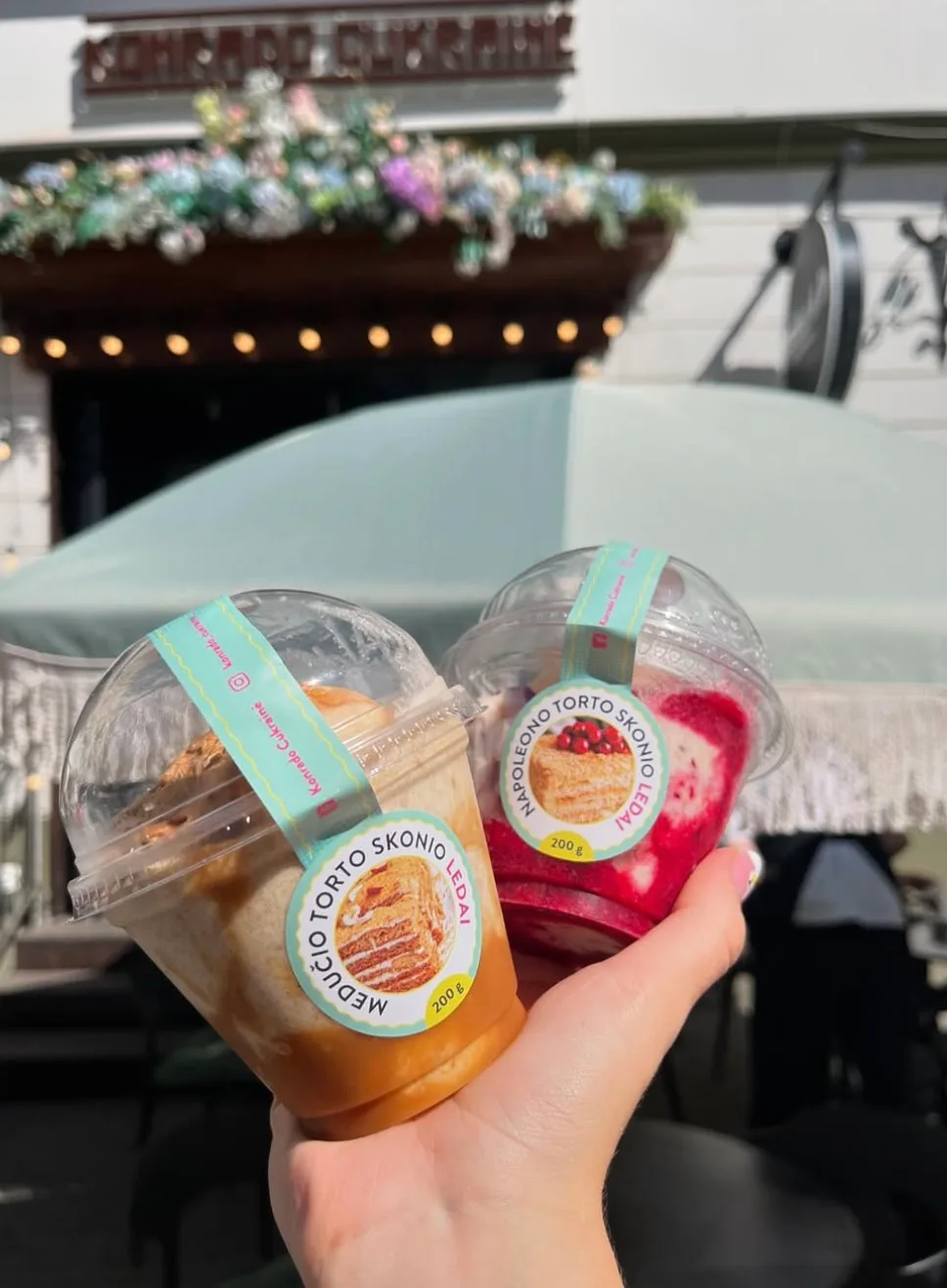 Konrado cukrinės ledai, patiekiami autentiškoje Pilies gatvės aplinkoje, kur laikas tarsi sustoja.