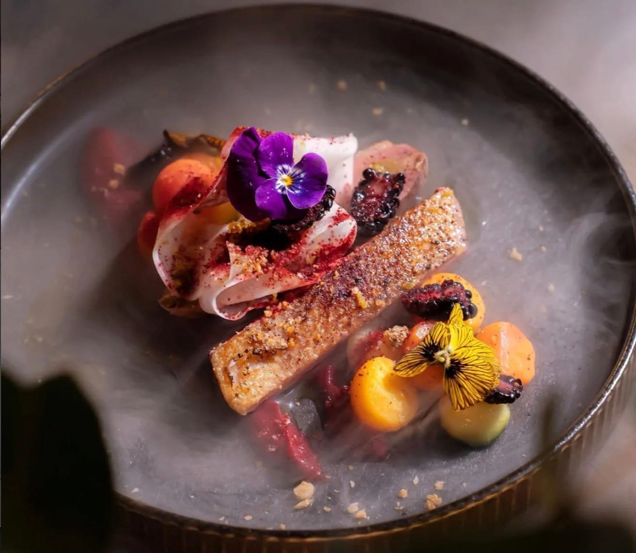 Estetiškai patiektas degustacinio meniu patiekalas viename iš geriausių Lietuvos restoranų.