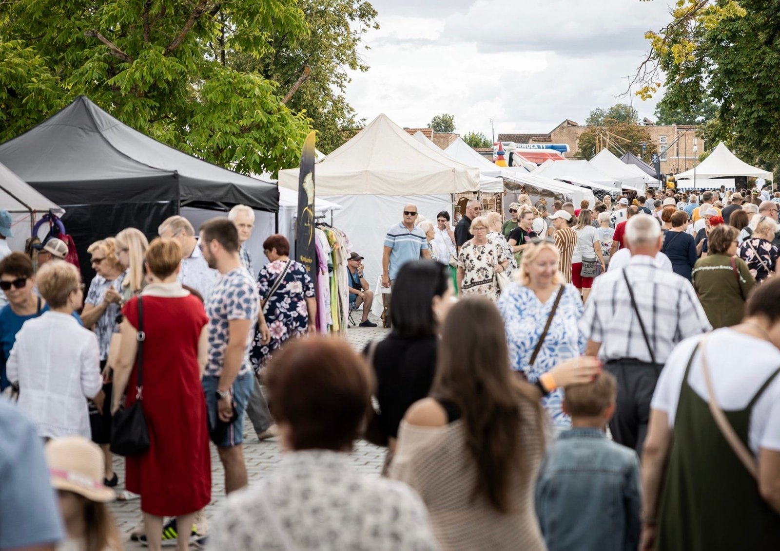 Tradicinė šventė Žagarėje su gausiomis vyšnių vaišėmis, koncertais ir šventine miestelio nuotaika.