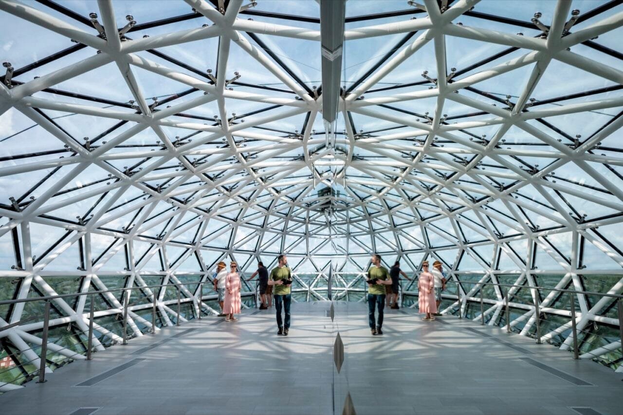 Muzikos ir mokslo festivalis Postcosmos Molėtuose, kuriame po atviru dangumi vyksta naktinis koncertas ir paskaitos.