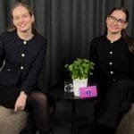 Tinklalaidės „Ar valgoma?“ kūrėjos Laura Urbė ir Evelina Želvytė-Bertašė šypsosi kartu.