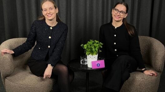 Tinklalaidės „Ar valgoma?“ kūrėjos Laura Urbė ir Evelina Želvytė-Bertašė šypsosi kartu.