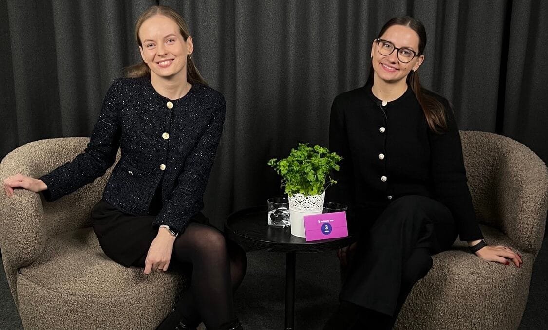 Tinklalaidės „Ar valgoma?“ kūrėjos Laura Urbė ir Evelina Želvytė-Bertašė šypsosi kartu.