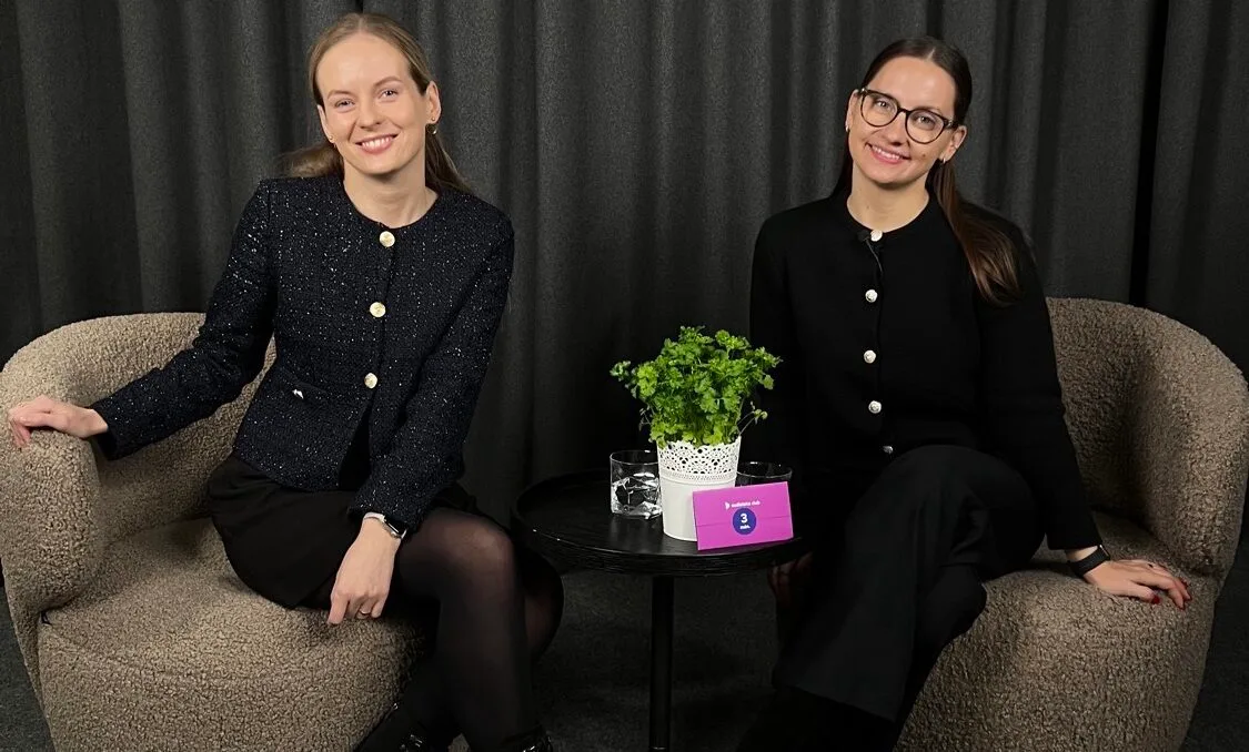 Tinklalaidės „Ar valgoma?“ kūrėjos Laura Urbė ir Evelina Želvytė-Bertašė šypsosi kartu.