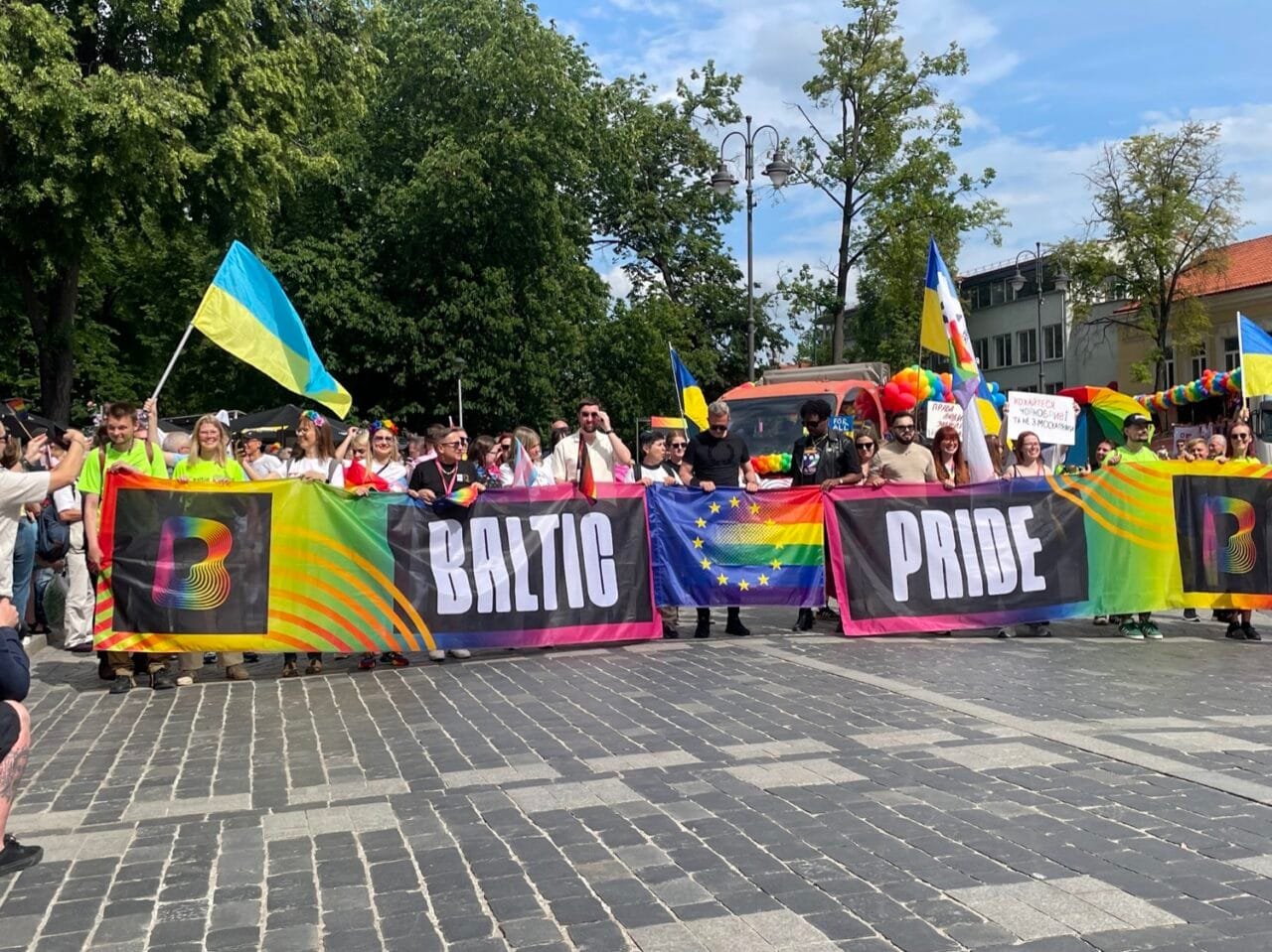 Spalvinga eitynių dalyvių minia Gedimino prospekte, kur vyksta Lithuanian Pride 2026 festivalis ir kova už lygybę.