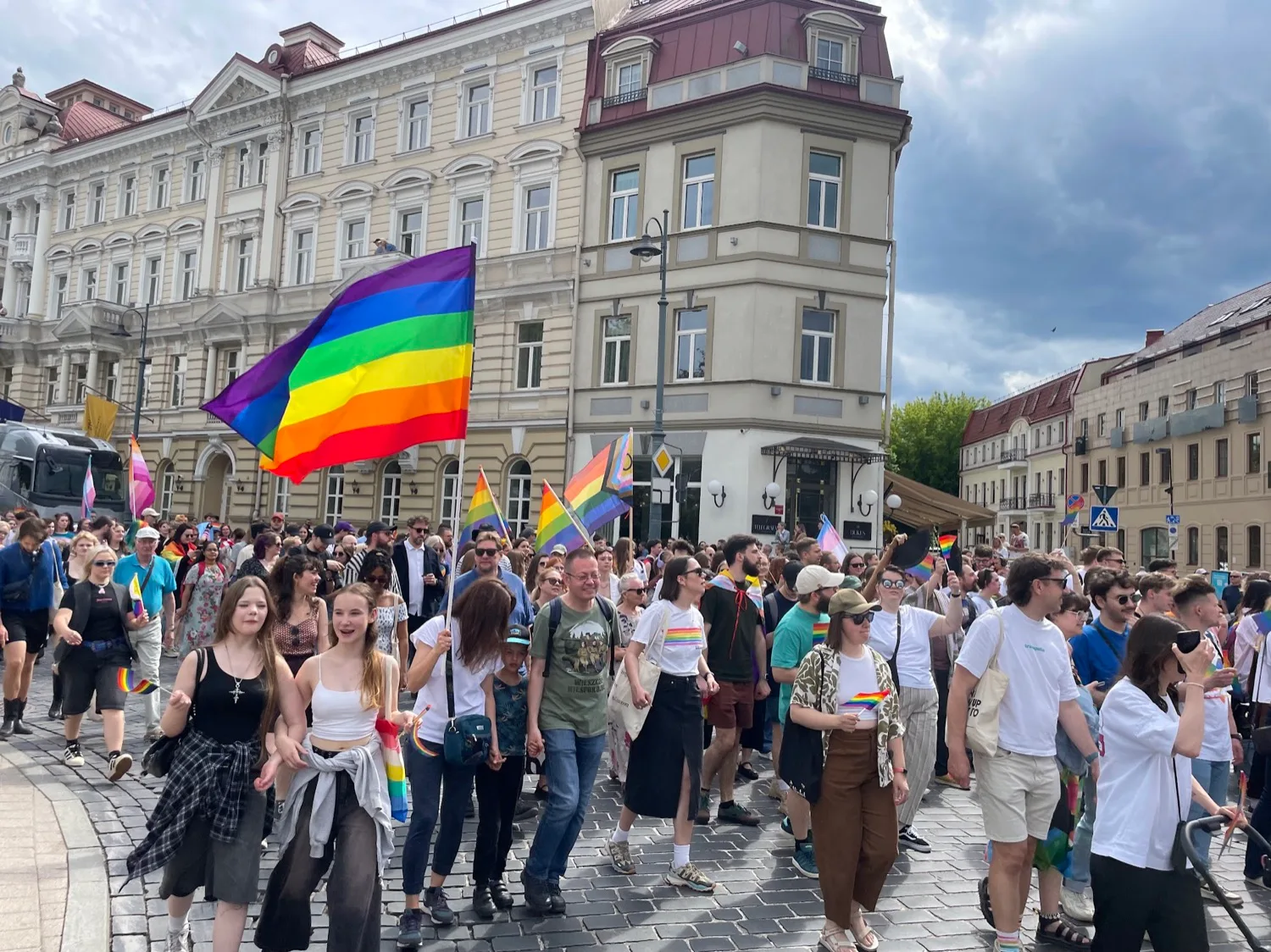 Vaivorykštės vėliavomis pasipuošę žmonės žygiuoja Vilniaus gatvėmis solidarumo akcijos metu.