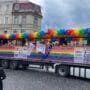 Vaivorykštės vėliavomis pasipuošę žmonės žygiuoja Vilniaus gatvėmis solidarumo akcijos metu.