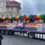 Vaivorykštės vėliavomis pasipuošę žmonės žygiuoja Vilniaus gatvėmis solidarumo akcijos metu.