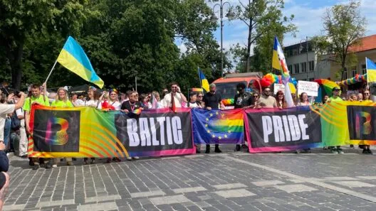 Spalvinga eitynių dalyvių minia Gedimino prospekte, kur vyksta Lithuanian Pride 2026 festivalis ir kova už lygybę.