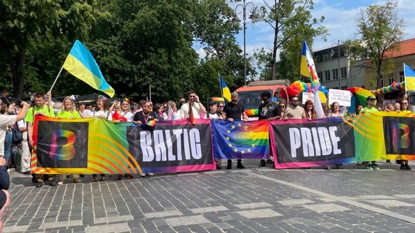Spalvinga eitynių dalyvių minia Gedimino prospekte, kur vyksta Lithuanian Pride 2026 festivalis ir kova už lygybę.