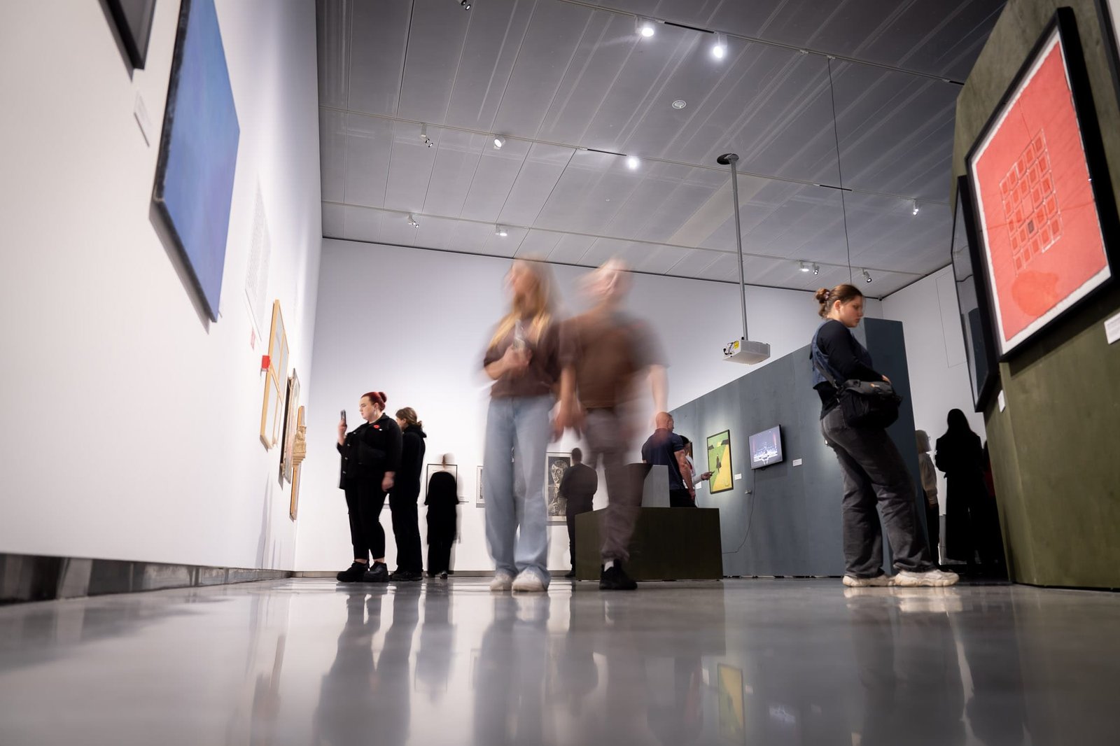 Parodos „Gen Z. Viskas vienu metu“ eksponatai ir MO muziejaus erdvė.