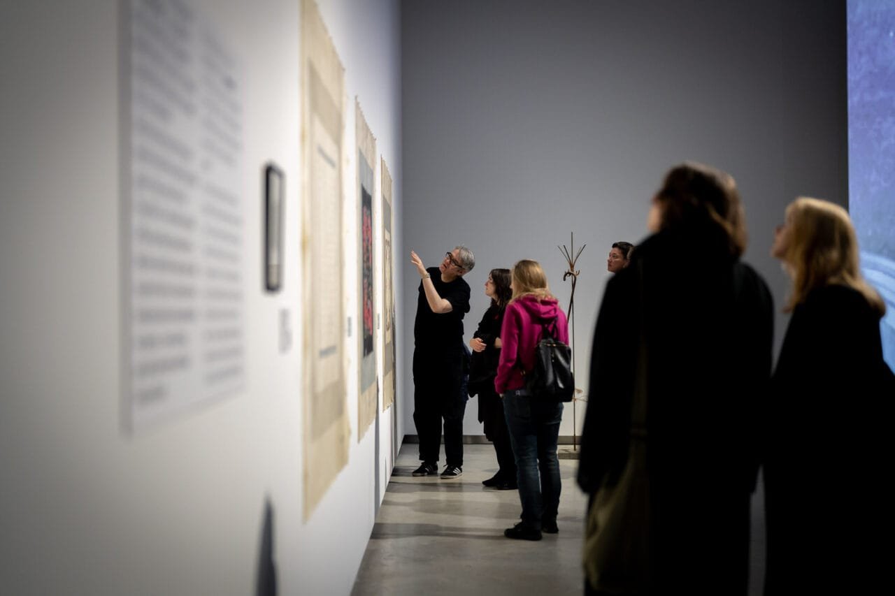 Z kartos menininkų kūryba tarptautinėje parodoje „Gen Z. Viskas vienu metu“.