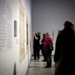 Z kartos menininkų kūryba tarptautinėje parodoje „Gen Z. Viskas vienu metu“.