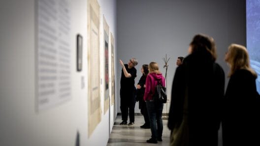 Z kartos menininkų kūryba tarptautinėje parodoje „Gen Z. Viskas vienu metu“.