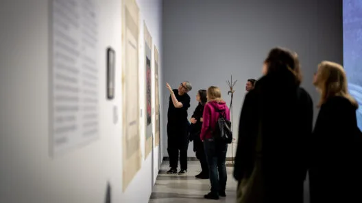 Z kartos menininkų kūryba tarptautinėje parodoje „Gen Z. Viskas vienu metu“.