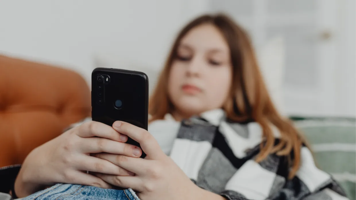 Vaikų linija vadovas Robertas Povilaitis pristato naują patikimo pranešėjo statusą kovai su patyčiomis internete.