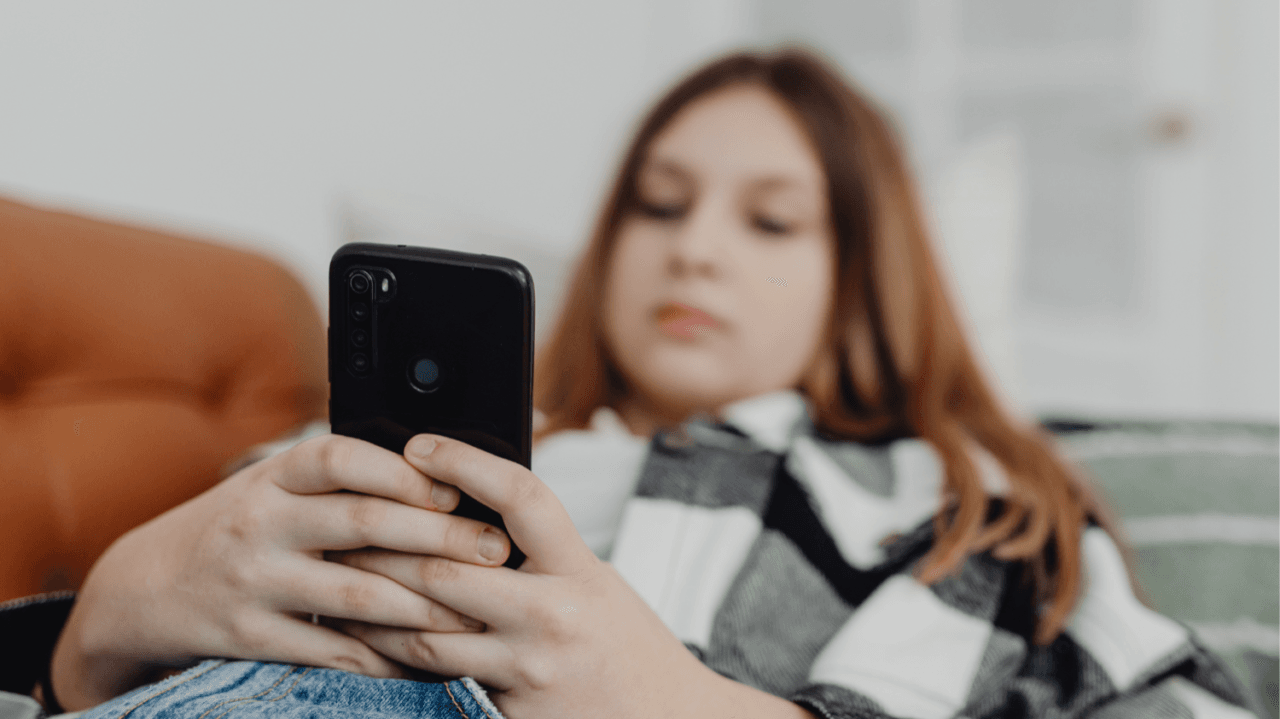 Vaikų linija vadovas Robertas Povilaitis pristato naują patikimo pranešėjo statusą kovai su patyčiomis internete.