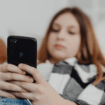 Vaikų linija vadovas Robertas Povilaitis pristato naują patikimo pranešėjo statusą kovai su patyčiomis internete.