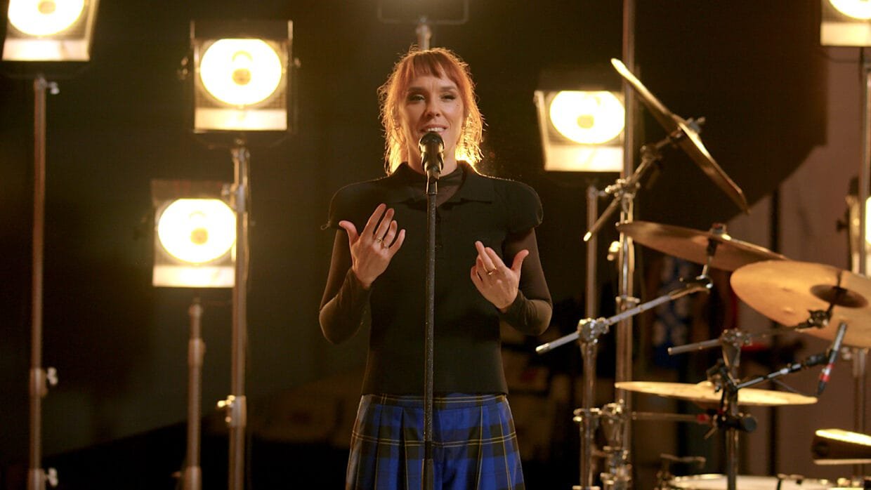 Atlikėja Zaz MO muziejuje dainuoja parodos apsuptyje. Emocingas prancūzų žvaigždės pasirodymas Vilniuje ARTE projektui.