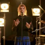 Atlikėja Zaz MO muziejuje dainuoja parodos apsuptyje. Emocingas prancūzų žvaigždės pasirodymas Vilniuje ARTE projektui.