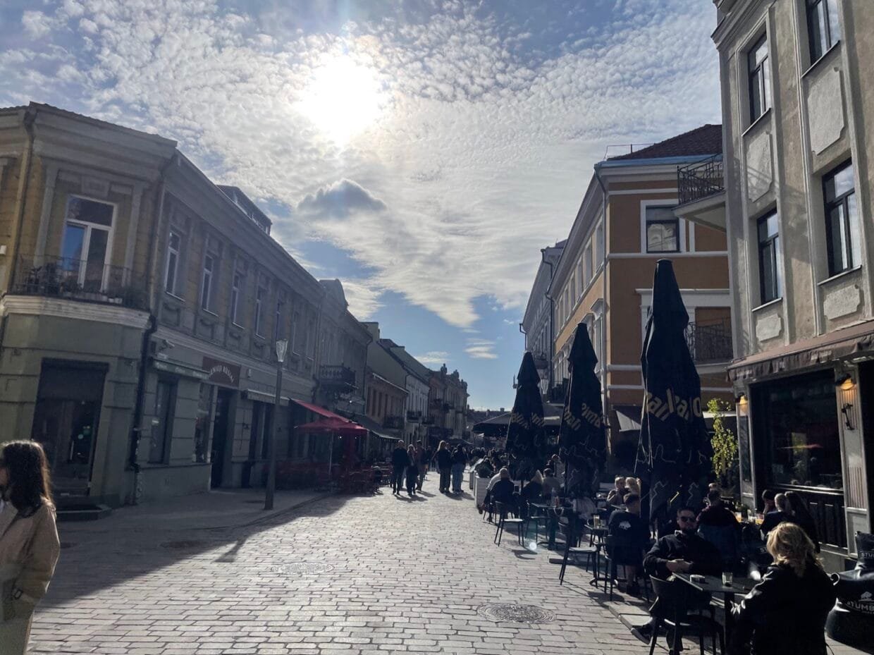 Ką veikti Vilniuje gegužę : jauki lauko kavinės terasa Vilniaus senamiestyje