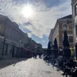 Ką veikti Vilniuje gegužę : jauki lauko kavinės terasa Vilniaus senamiestyje