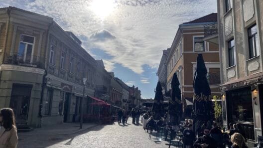 Ką veikti Vilniuje gegužę : jauki lauko kavinės terasa Vilniaus senamiestyje