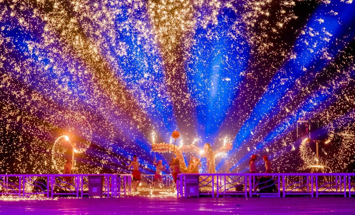Didelis ekranas ir fanų minia bare, kur žiūrėti Euroviziją Vilniuje susirenka šimtai muzikos gerbėjų švęsti finalo naktį.