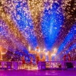 Didelis ekranas ir fanų minia bare, kur žiūrėti Euroviziją Vilniuje susirenka šimtai muzikos gerbėjų švęsti finalo naktį.