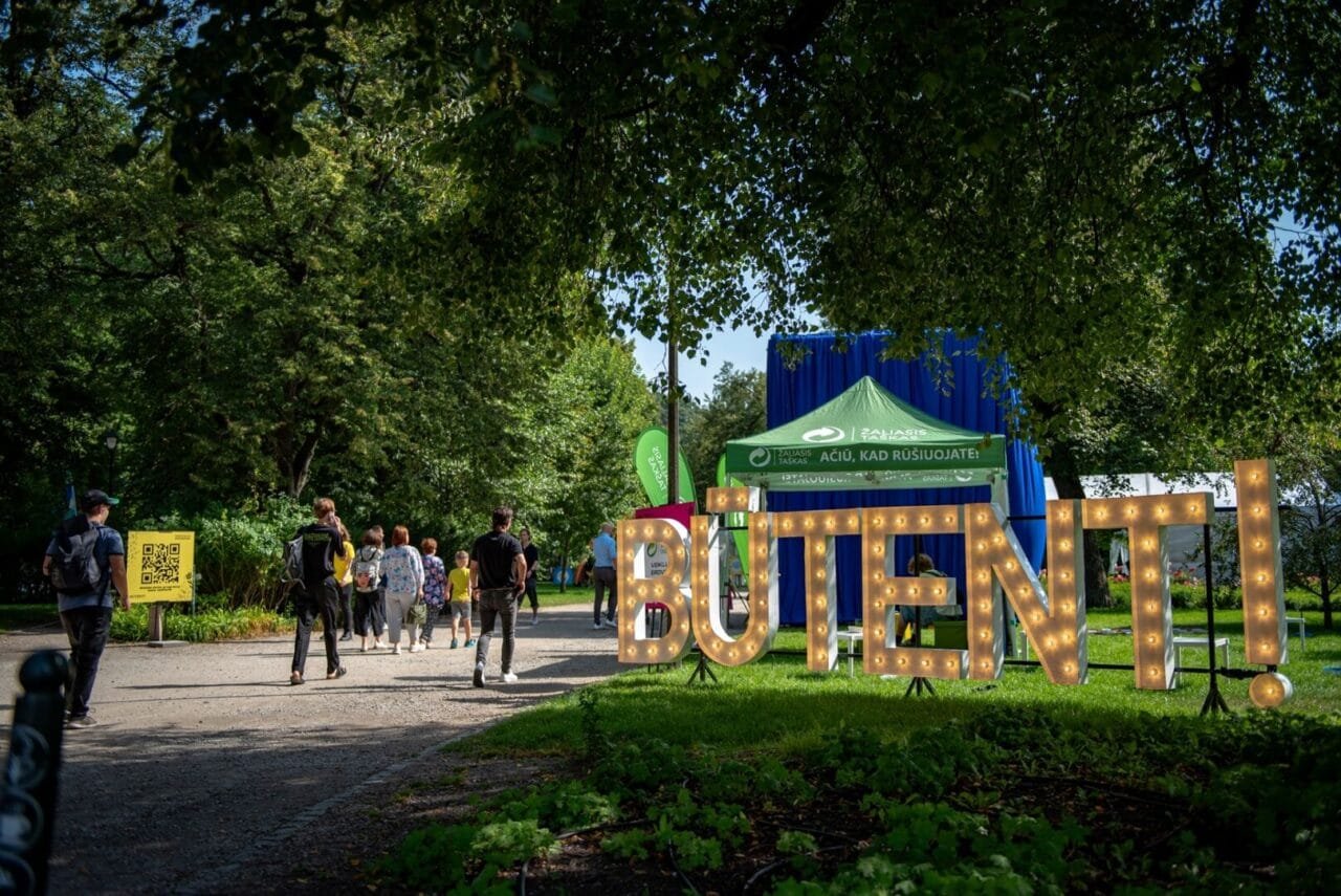 Festivalis Būtent! 2026 Bernardinų sode. Žmonės aktyviai diskutuoja apie demokratiją ir Lietuvos ateitį po atviru dangumi.