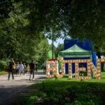 Festivalis Būtent! 2026 Bernardinų sode. Žmonės aktyviai diskutuoja apie demokratiją ir Lietuvos ateitį po atviru dangumi.