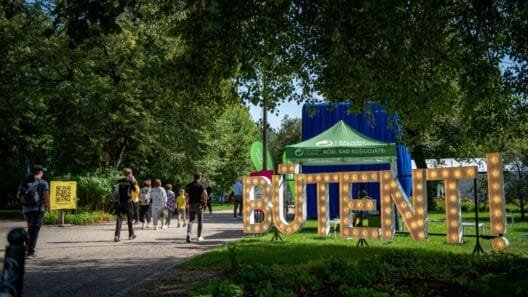 Festivalis Būtent! 2026 Bernardinų sode. Žmonės aktyviai diskutuoja apie demokratiją ir Lietuvos ateitį po atviru dangumi.