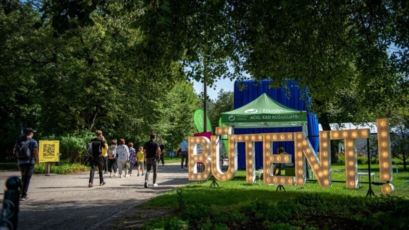 Festivalis Būtent! 2026 Bernardinų sode. Žmonės aktyviai diskutuoja apie demokratiją ir Lietuvos ateitį po atviru dangumi.