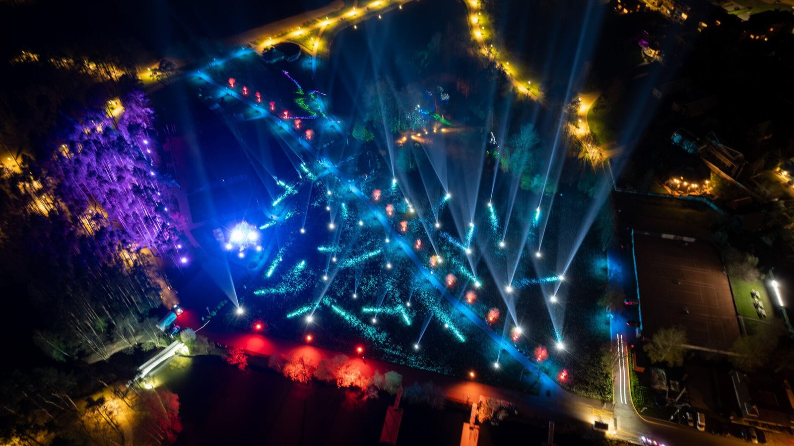 Naktinis audiovizualinis spektaklis, kurį dovanoja narcizų žydėjimo šventė - šviesos instaliacijos parko pievose.