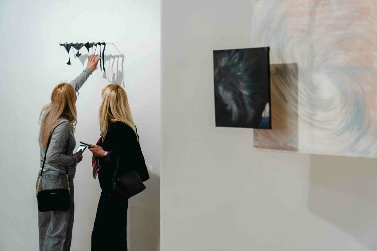 Grupinė menininkų paroda „Liekamoji būsena“ Kauno menininkų namų galerijoje, eksponuojanti šiuolaikinio meno kūrinius.