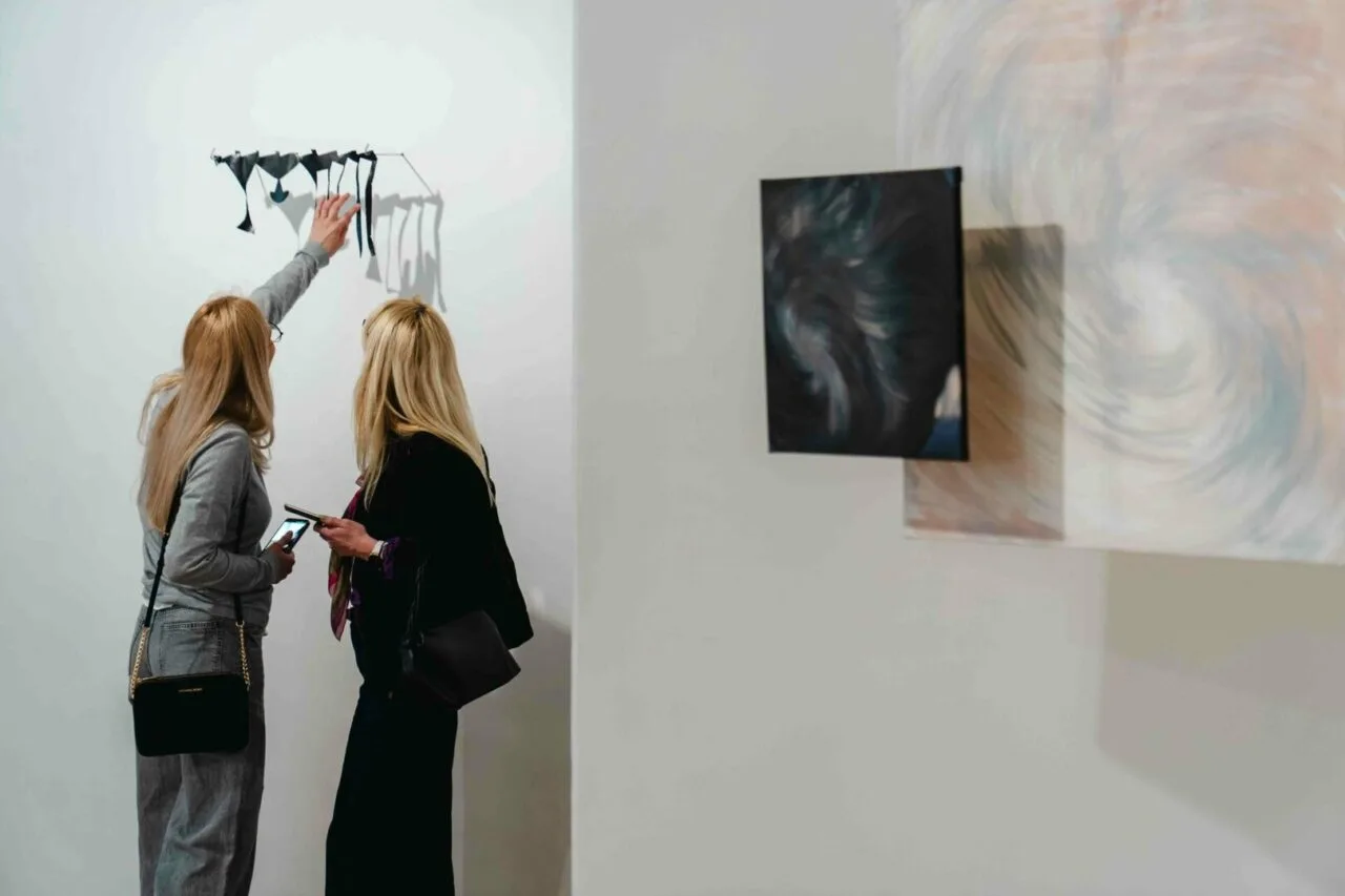 Grupinė menininkų paroda „Liekamoji būsena“ Kauno menininkų namų galerijoje, eksponuojanti šiuolaikinio meno kūrinius.