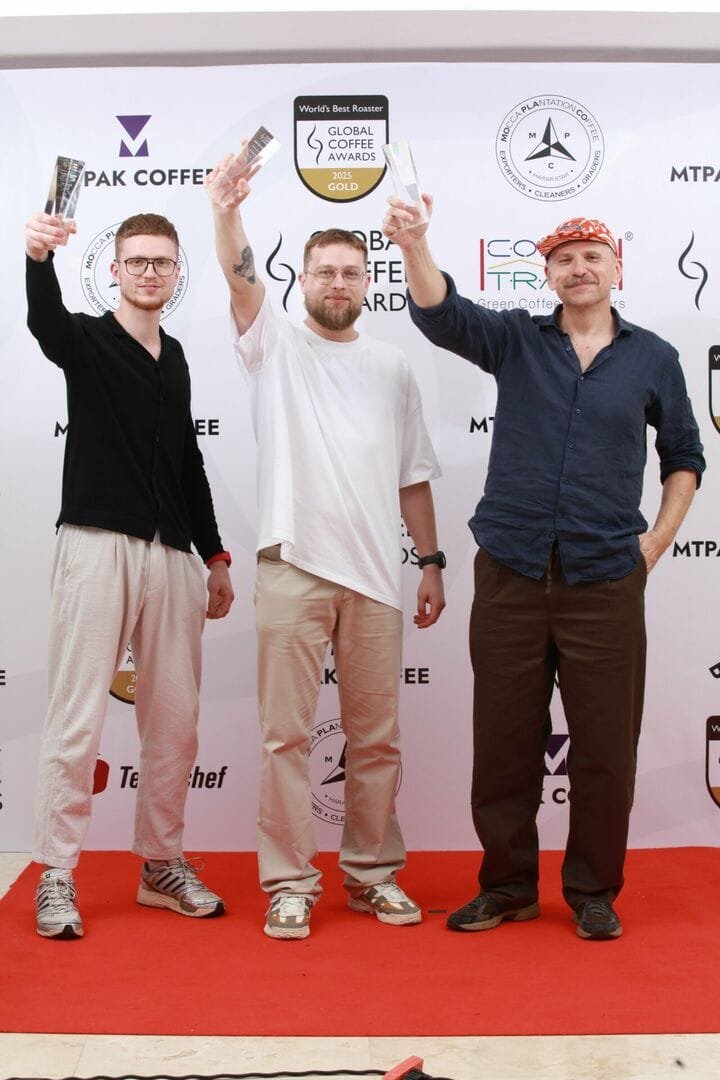 „Huracán Coffee“ komanda atsiima geriausios pasaulio skrudyklos apdovanojimą „Global Coffee Awards 2026“ ceremonijoje.
