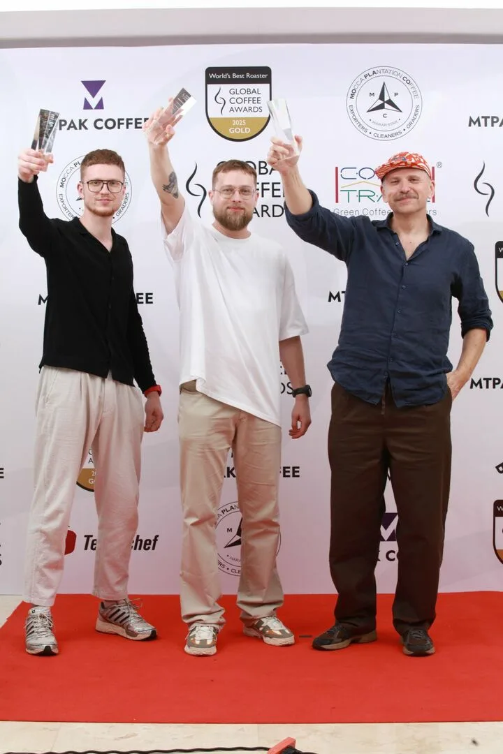 „Huracán Coffee“ komanda atsiima geriausios pasaulio skrudyklos apdovanojimą „Global Coffee Awards 2026“ ceremonijoje.