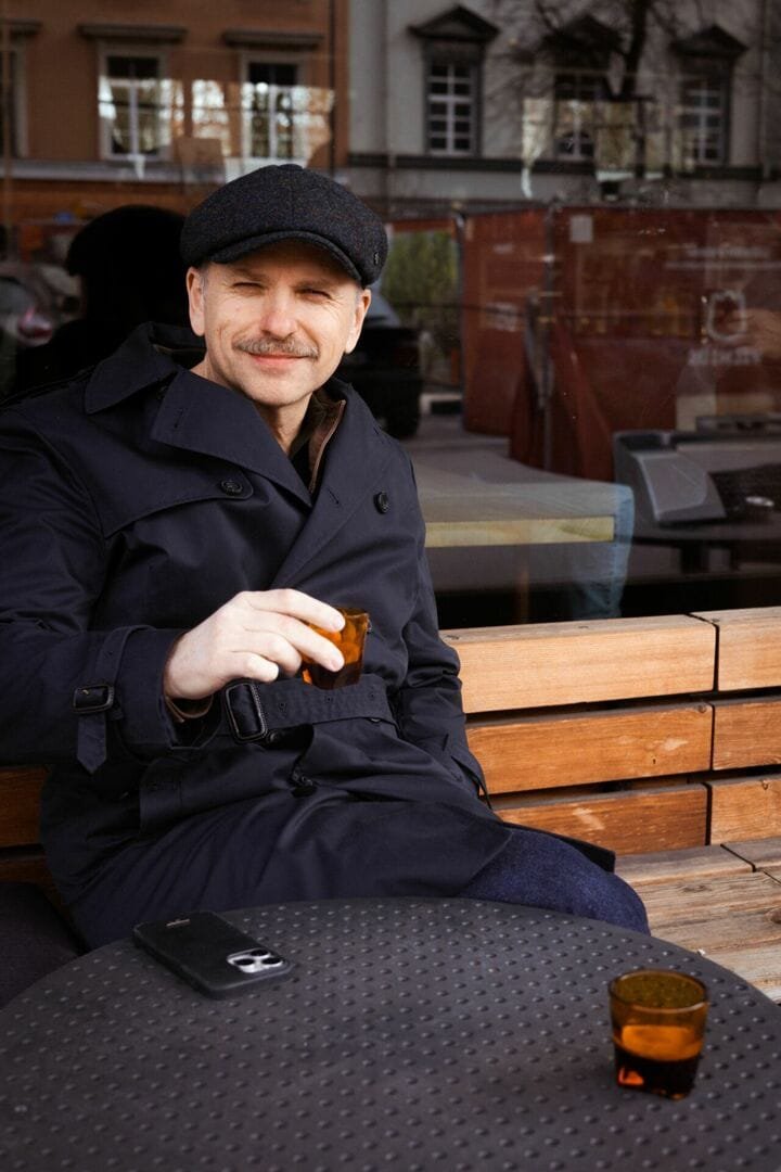 Profesionalus kavos ragavimas ir vertinimas aklos degustacijos metu naudojant specialius šaukštus bei puodelius.